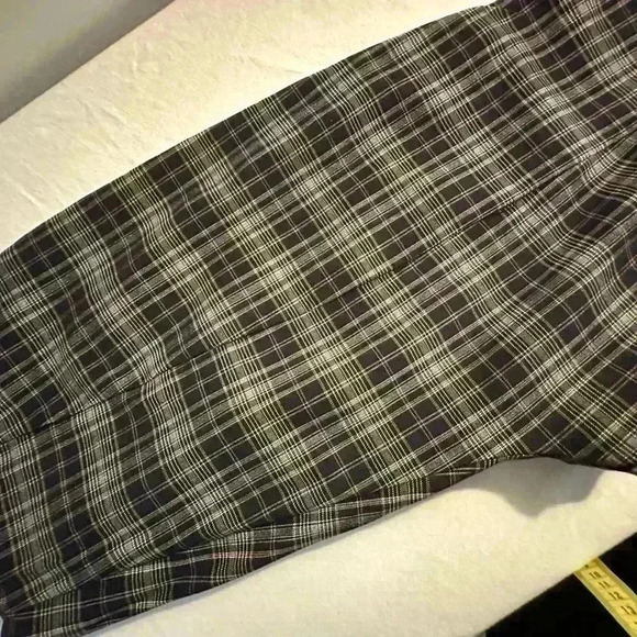 Size 18W Plaid pants / legging style with snap and zip closure. - Picture 6 of 10